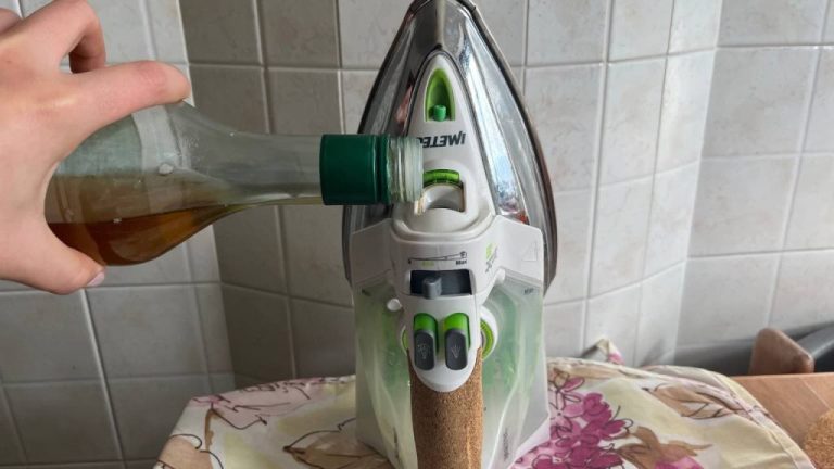 Astuce lessive : ajoutez une goutte de vinaigre dans votre fer à repasser