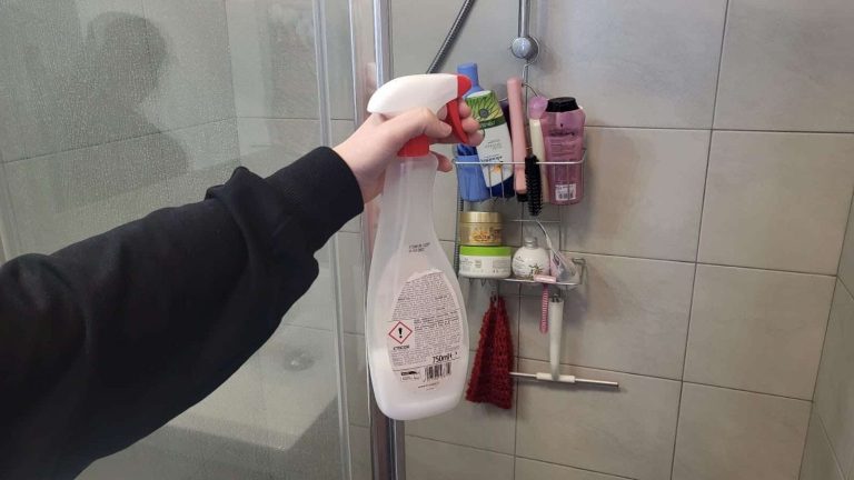 Le secret pour une douche impeccable pendant des semaines grâce à un simple spray
