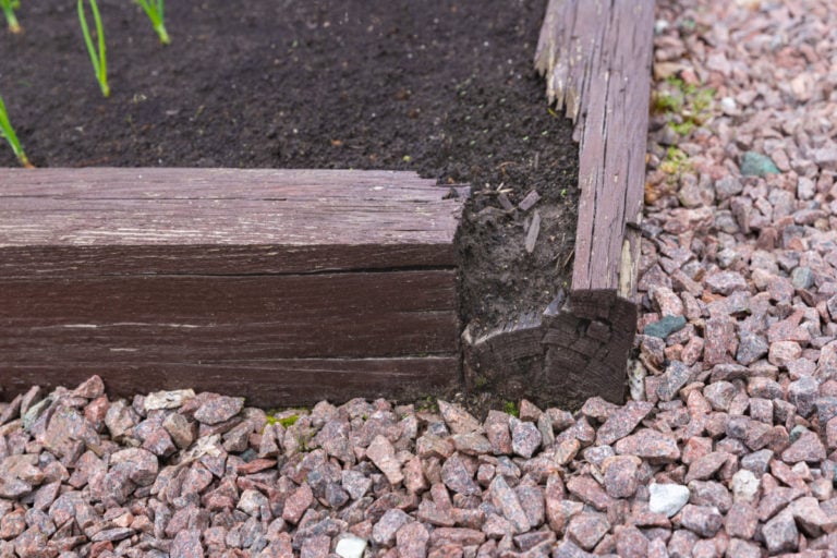 4 Astuces Essentielles pour Prolonger la Durée de Vie de vos Jardinières en Bois