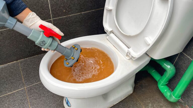 5 astuces surprenantes pour déboucher vos toilettes facilement avec PVC et valve de voiture