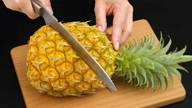 7 astuces pour couper un ananas rapidement sans peler ni retirer les yeux !