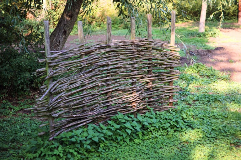 Comment construire une clôture en osier avec des branchages